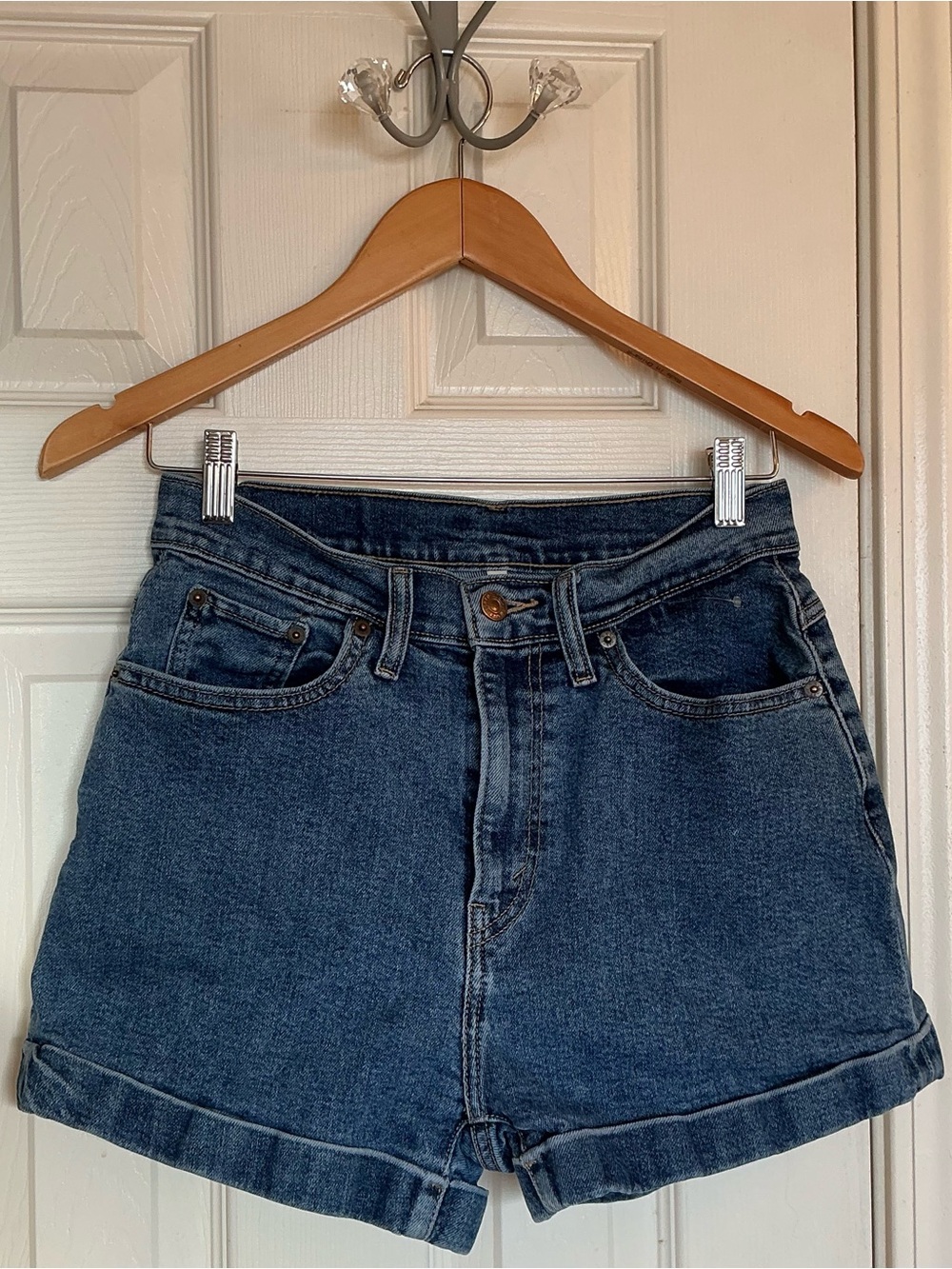 Levi’s Women’s Classic High Waisted Roll Cuff Denim Jean Shorts Zip Up Size 27